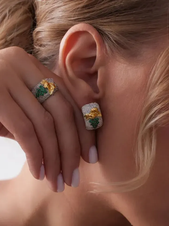 Women's silver ring with gilding and with green stones of nanizumruda 925 sample
