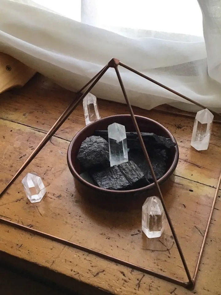 Copper pyramid healing for meditation on the head, reiki healing tool
