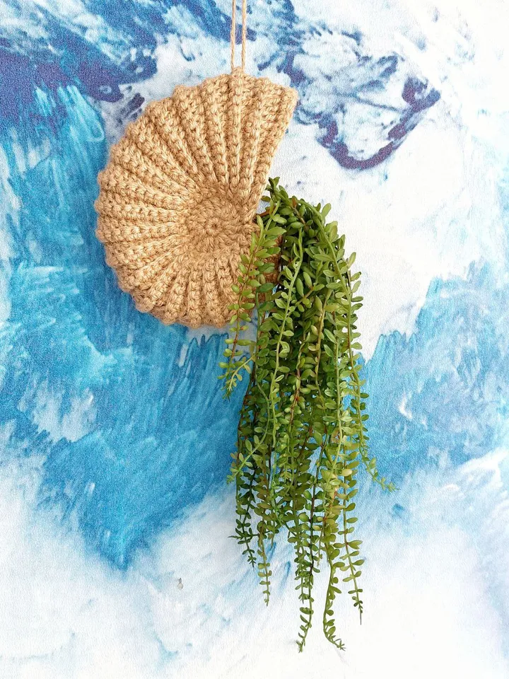 Hanging basket in the shape of an ammonite shell.
Handmade crocheted sea shell made of jute.
Eco-friendly marine-style decor. Use the basket as a planter for small flowers, an organizer for cosmetics, combs and other items.