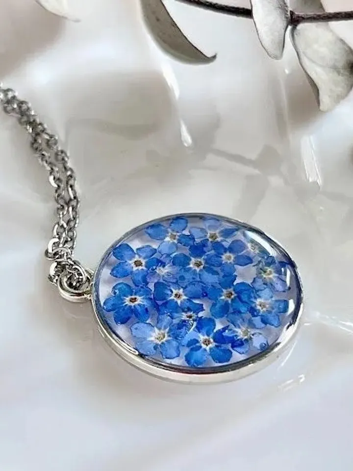 Pendant with forget-me-nots