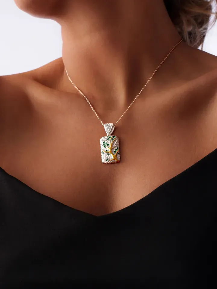 Women's neck pendant 925 sterling silver with scattering of nano-emeralds