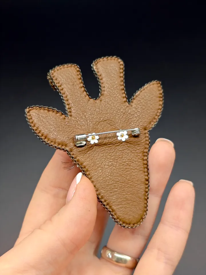A giraffe brooch made of beads
