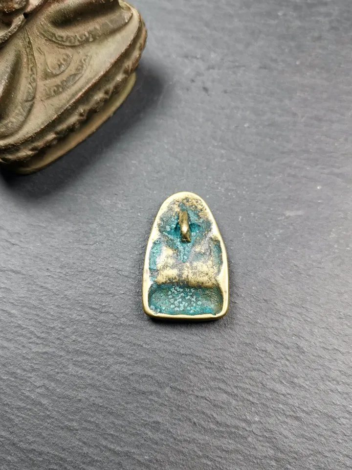 Gandhanra Antique Tibetan Buddhist Amulet, Chenrezig Pendant Badge,32 × 20mm