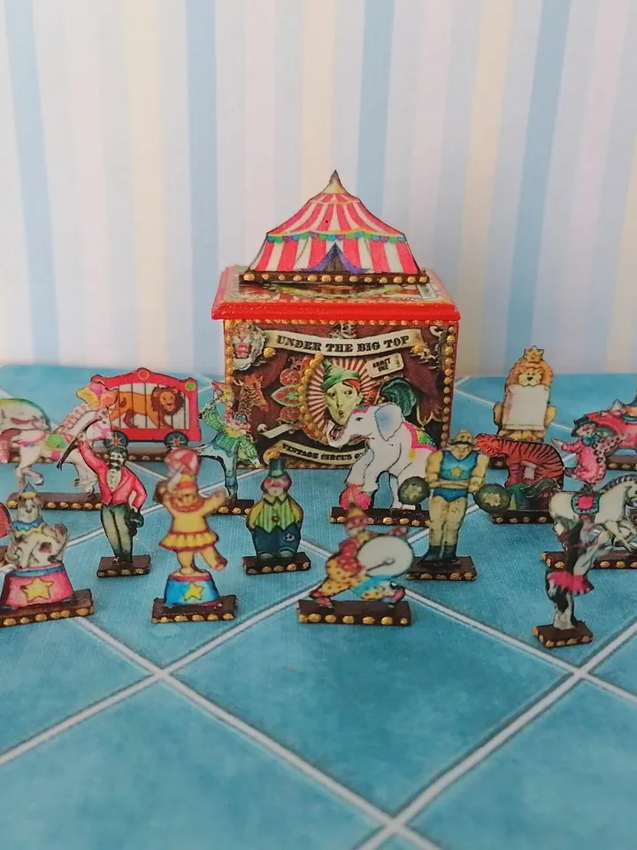 Box with circus figurines to fill the dollhouse in 1:12 scale. Completely handmade.