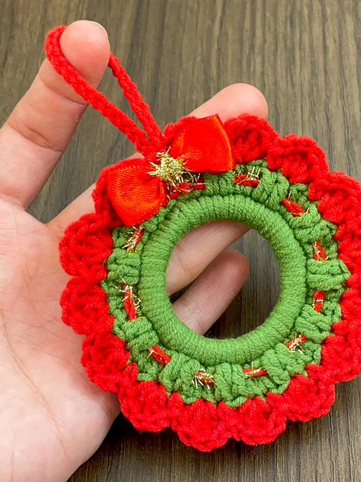 Christmas Crochet Wreath Ornament PDF Pattern – Easy DIY Holiday Decoration, Red & White Crochet Wreath with Pearls and Bow