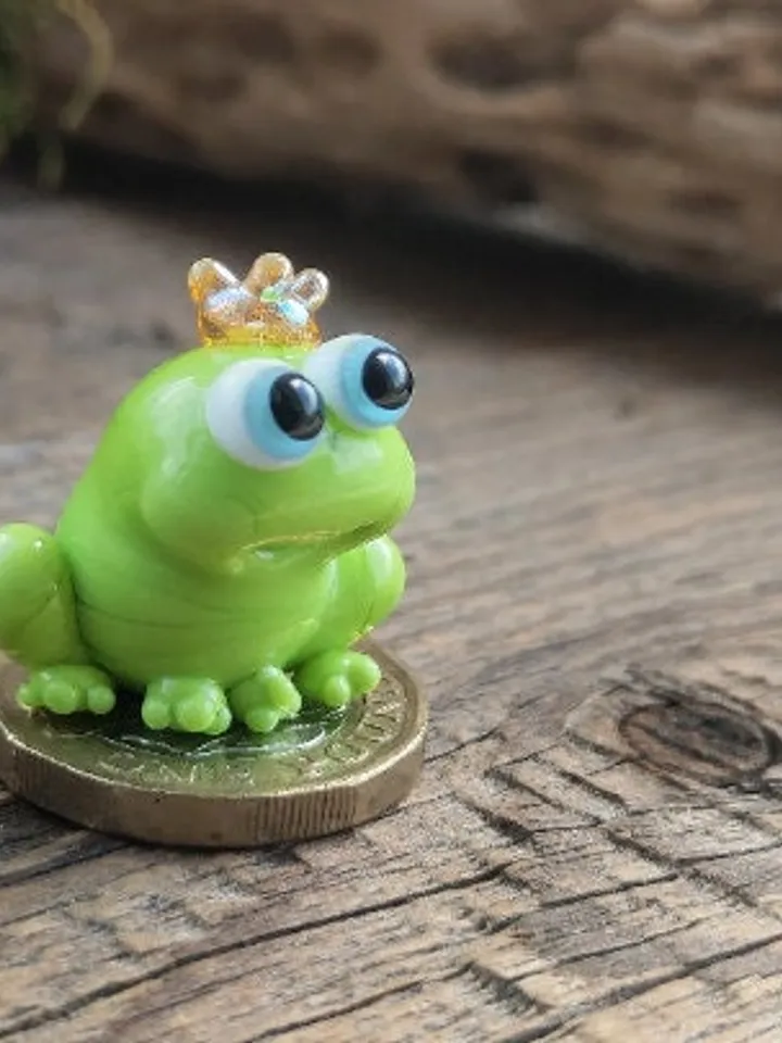 Frog figurines Frog gifts Glass frog Miniature frog Frog decor Glass frog Glass figurines Tiny glass animals Blown glass art Terrarium