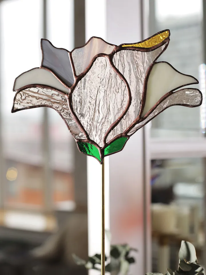Magnolia. Stained Glass Panel on Stand, Magnolia Bloom, Stained Glass Art, Elegant Magnolia, Tiffany Glass, Magnolia in Soft Tones – Decorative Glass Artwork, Magnolia Flower – Handcrafted Glass Ornament, Artistic Magnolia – Interior Accent on Stand