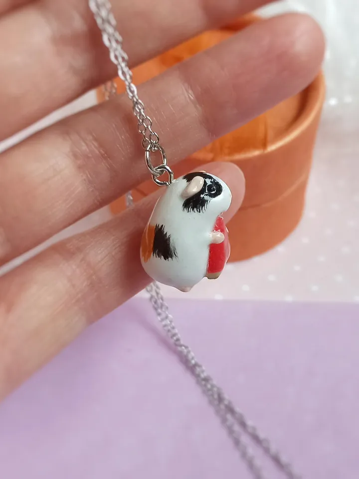 A guinea pig figurine handmade necklace (US discount)