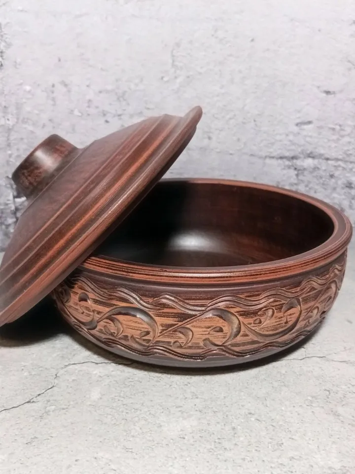 Pottery casserole 84.53 fl.oz Handmade from red clay, carved pattern