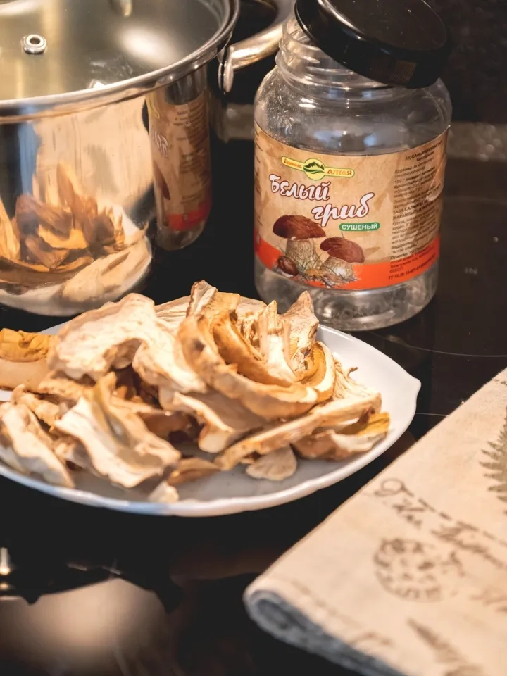 Dried porcini mushrooms are sources of the antioxidants glutathione (GSH) and ergothionine (ERGO) 40g.