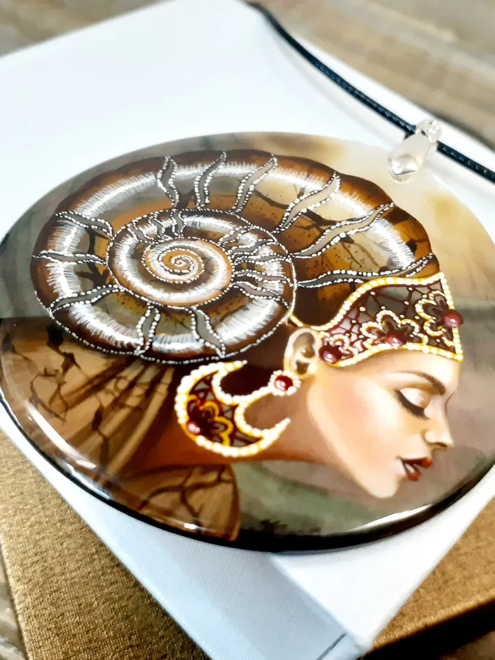 Nacre set necklace pendant and pearl earrings "Queen Ammonite". Mother-of-pearl. Hand-painted on shell. Hand painted miniature Jewelry