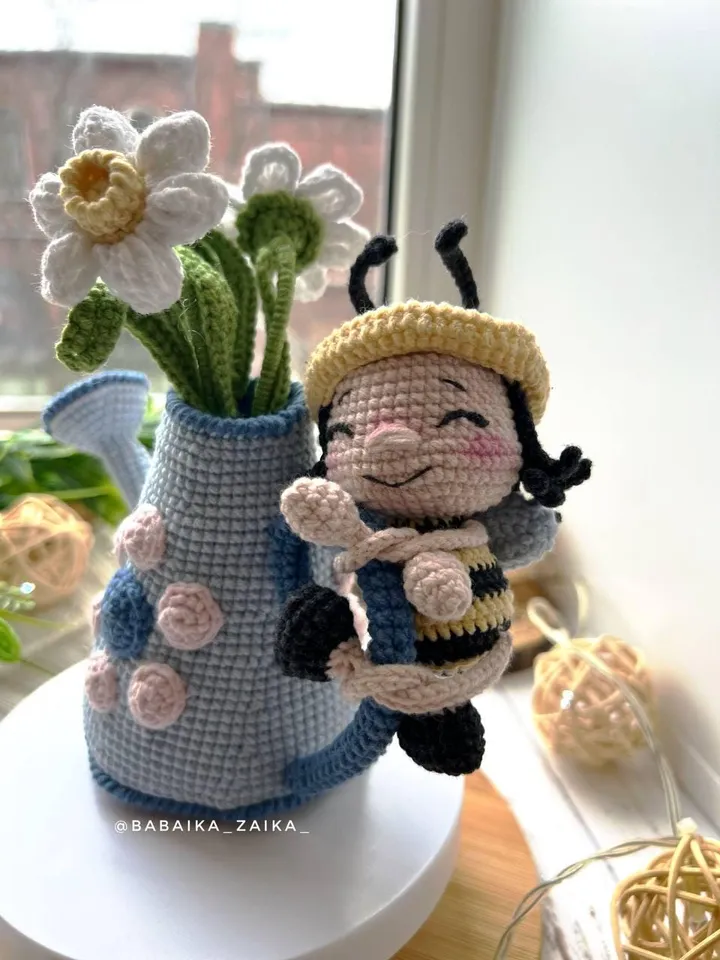PDF Crochet Pattern Spring Watering Can with a Baby Bee, Amigurumi Decor pattern, Crochet bee, Cute Bee, Doll pattern, Small Baby Toy Patter