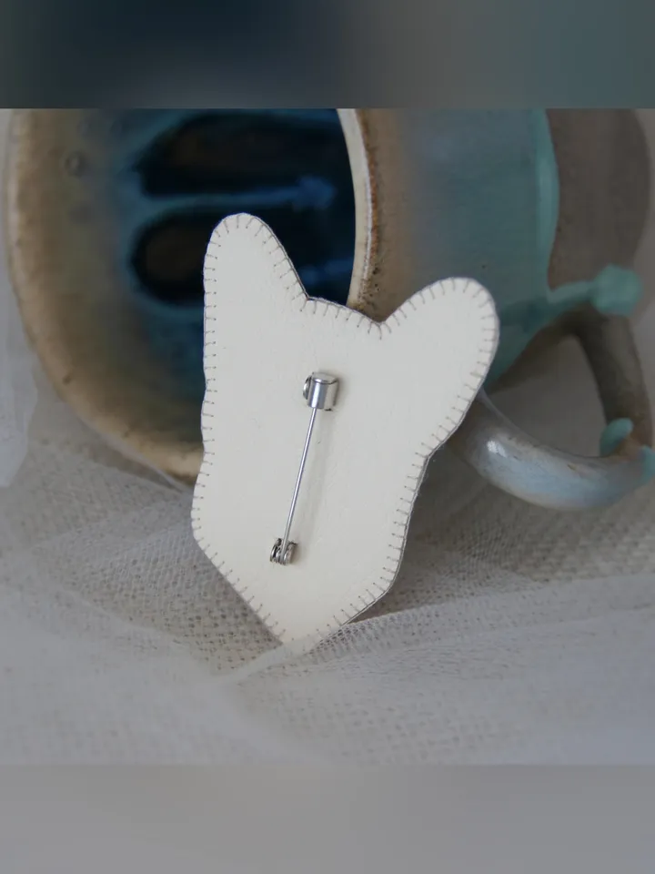 Corgi dog brooch.
Brooch-pin, artistic satin stitch.