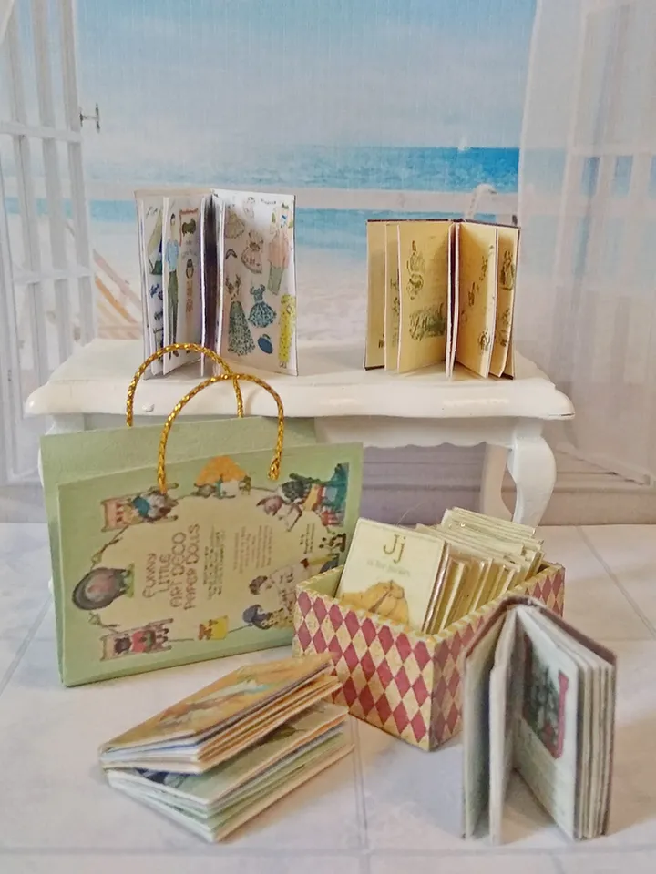 Books. A set of books. 6 items.1:12 scale.