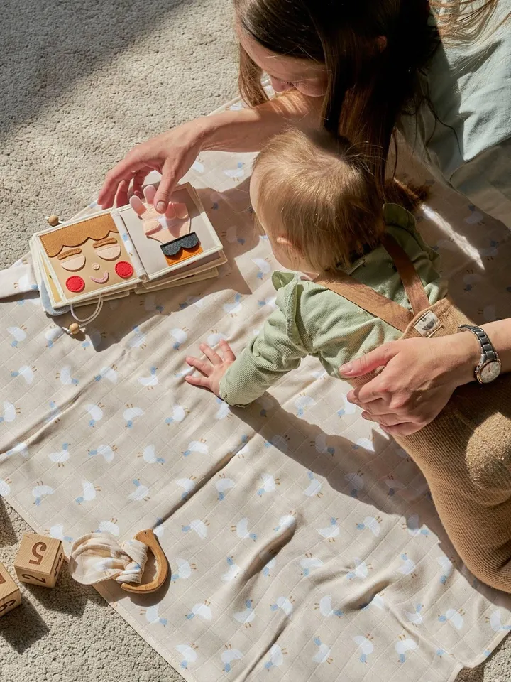 quiet book montessori toys infant 6-8 months, stoffbuch baby, quiet book toddler, spielzeug ab 6 monate, libri sensoriali kinderkrama