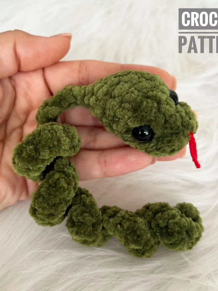 CROCHET PATTERN Snake toy New Year's snake toy Christmas snake toy Keychain snake Amigurumi tutorial PDF file