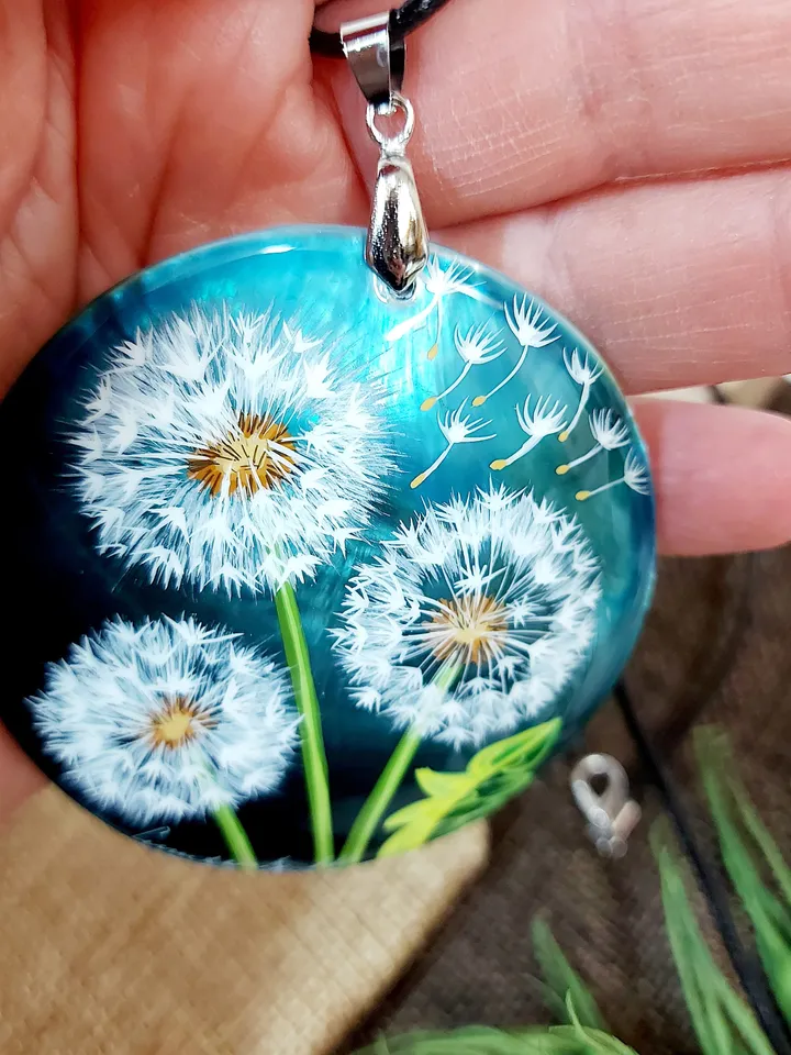 Nature's Delight: Artistic Nacre Pendant - Hand-Painted Three Dandelions on Blue, A Tribute to the Fleeting Beauty and Symbol of Resilience