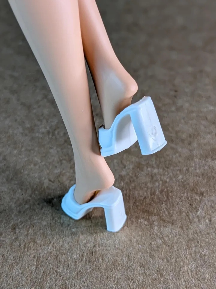 White slippers with wide heels for 1/6 scale female dolls