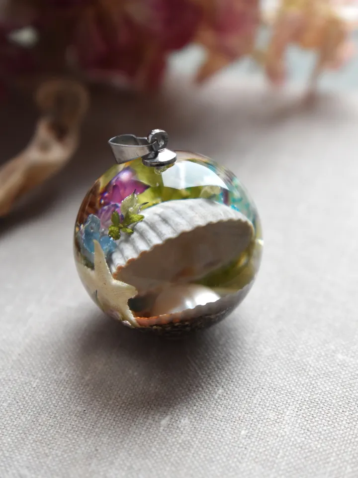 Shell with a pearl pendant. Sea pendant with shell, pearl and real flowers. Pinctada pendant.