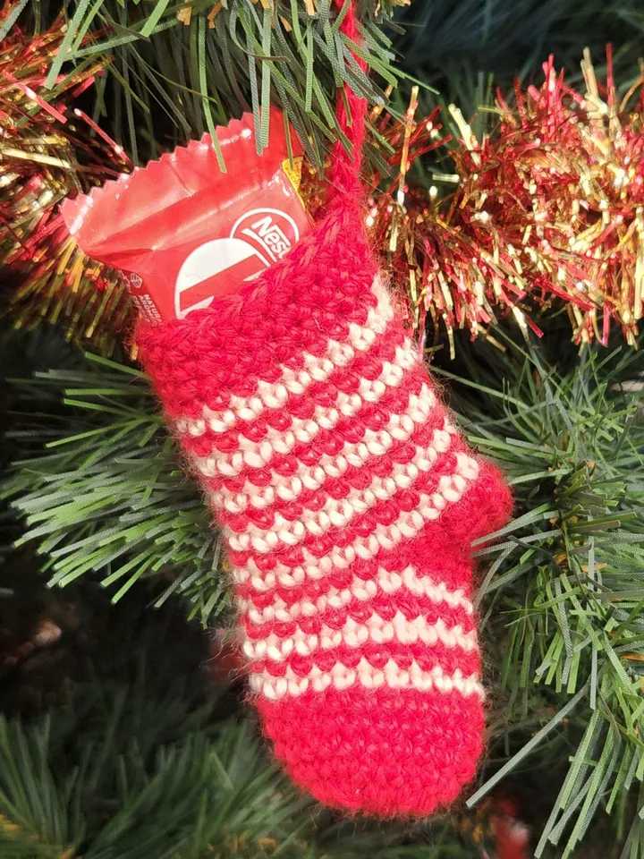 Adorable Mini Stockings Crochet Pattern for Christmas Tree and Advent Calendar