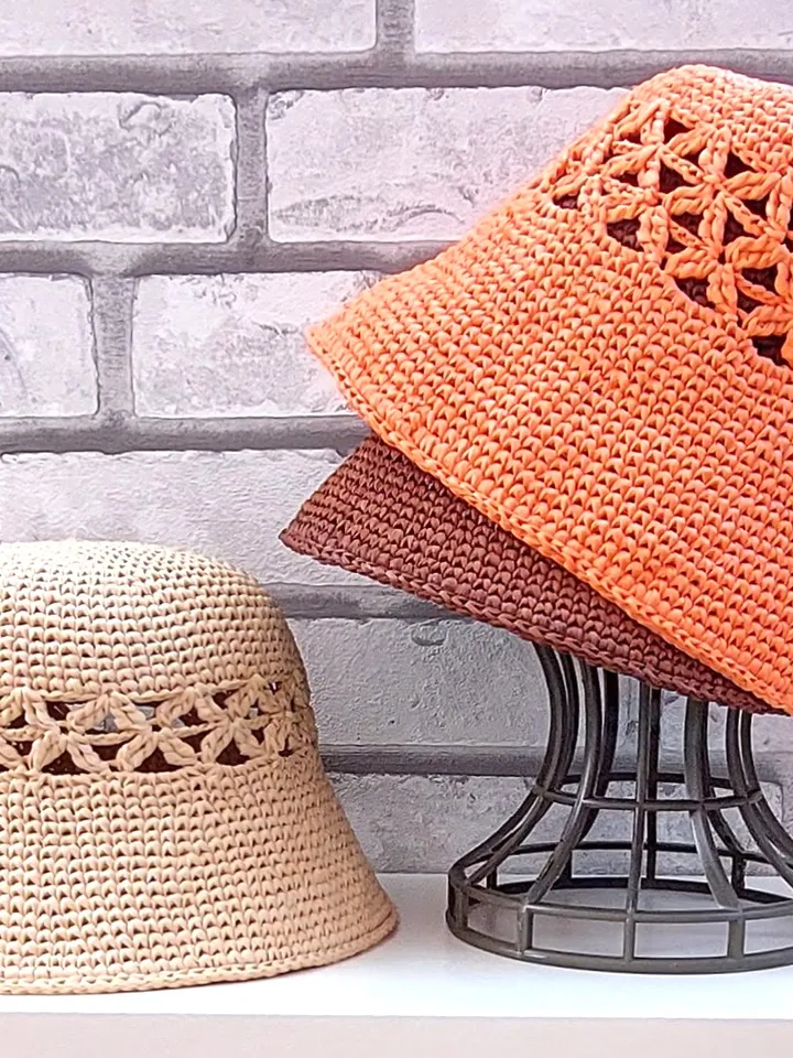 Straw hat and a little bag-a great beach outfit!
