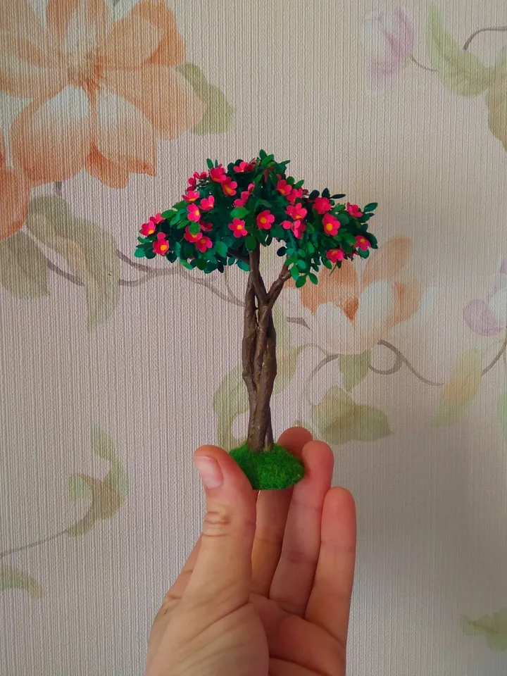 Miniature tree for your doll garden or yard.1:12 scale.
