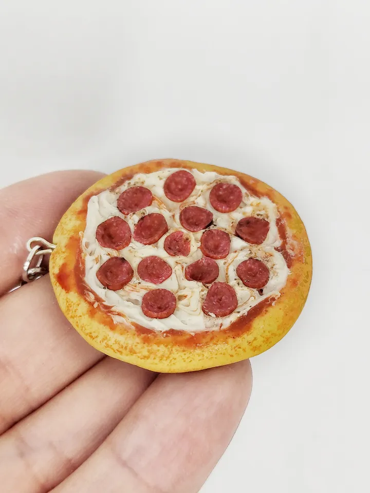 Keychain with decor, pizza accessory, gift for her, gift idea, exclusive keychains with decor, pizzas on a keychain