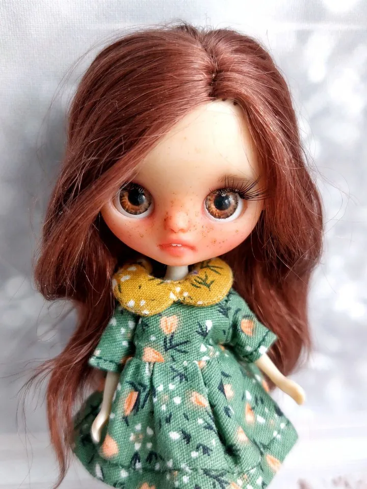 Miniature Blythe doll with natural brown hair. A charming addition to your collection.