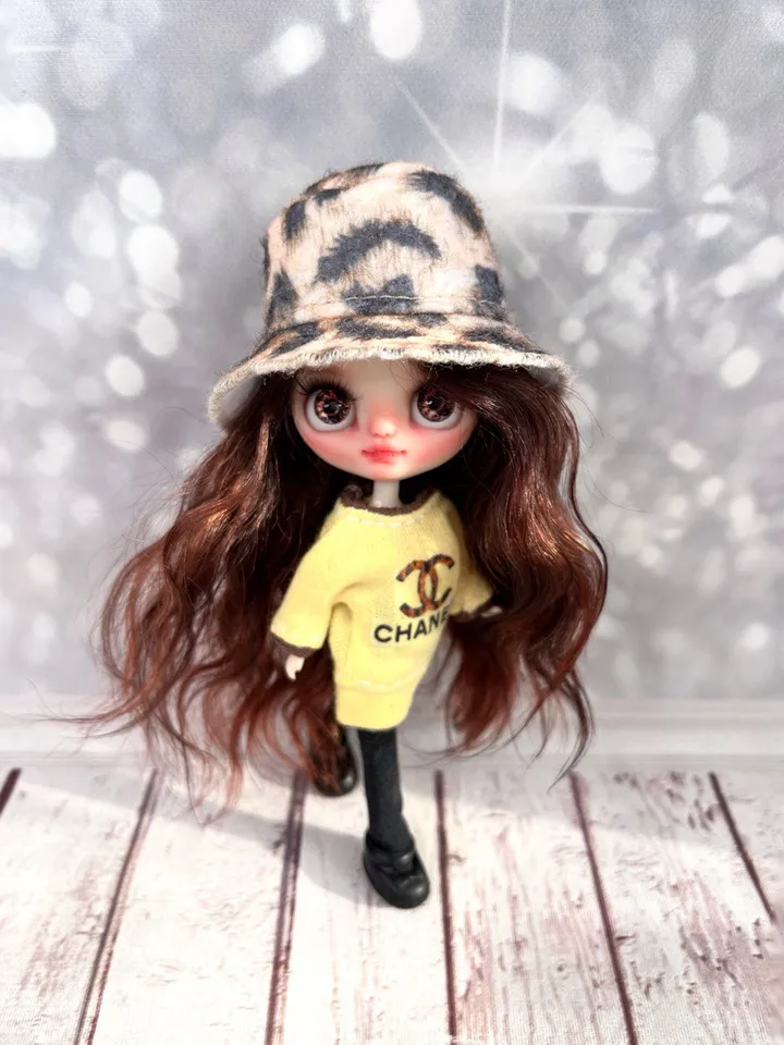 Reserve Sam . Glamorous Fashionista. Charming Petite Blythe doll with brown hair and brown eyes.