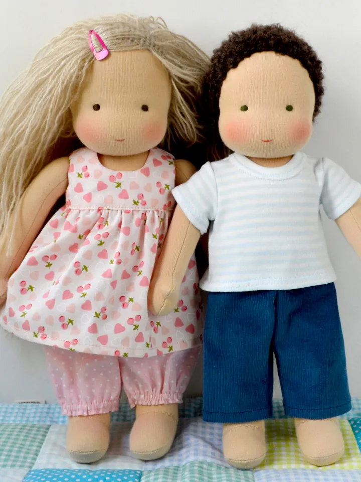 DIY clothes set for a Waldorf doll 13 inch (33 cm) tall. PDF sewing patterns and tutorials.