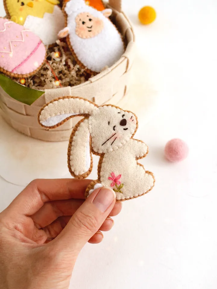 Felt basket with Easter cookies hand sewing PDF tutorial with patterns. DIY Easter ornament. Felt Easter table decoration