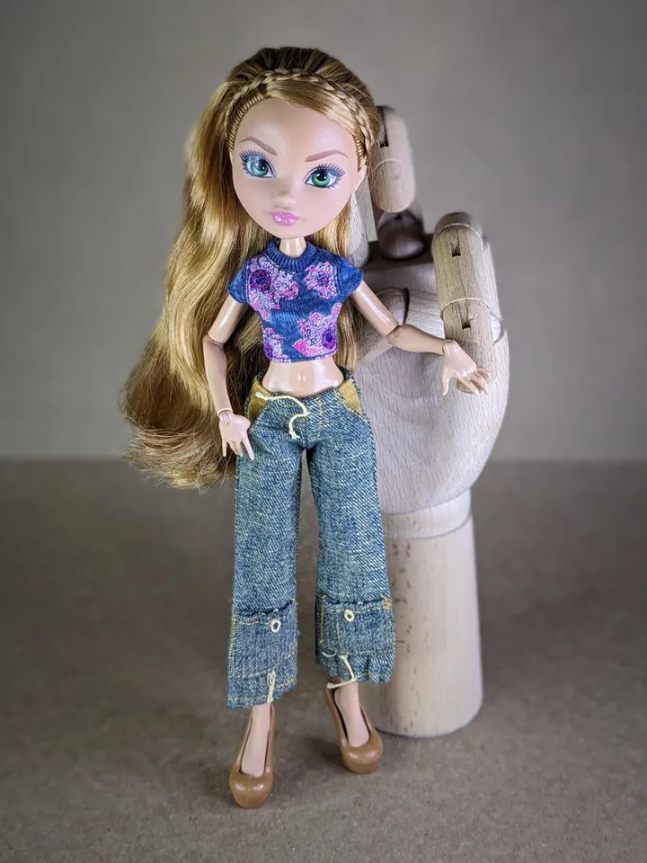 Gray T-shirts or jeans for 10.5-inch female dolls (MH, EAH)