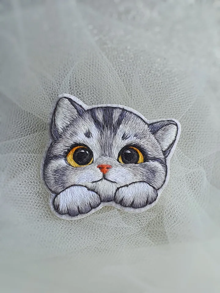 Kitten Brooch. Hand-embroidered brooch, artistic satin stitch.