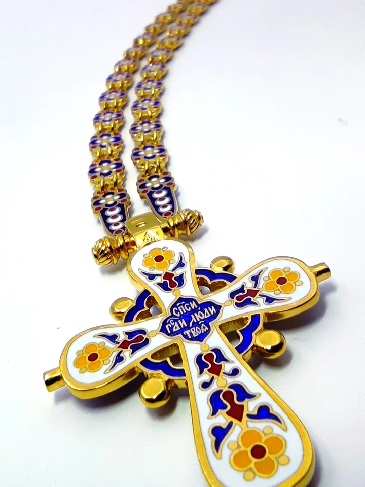 A magnificent set of a cross and chain