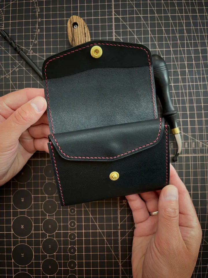 Pattern of a mini women's wallet - Pattern of a leather wallet - Download PDF & video TUTORIAL. Punch pitch 4 mm.