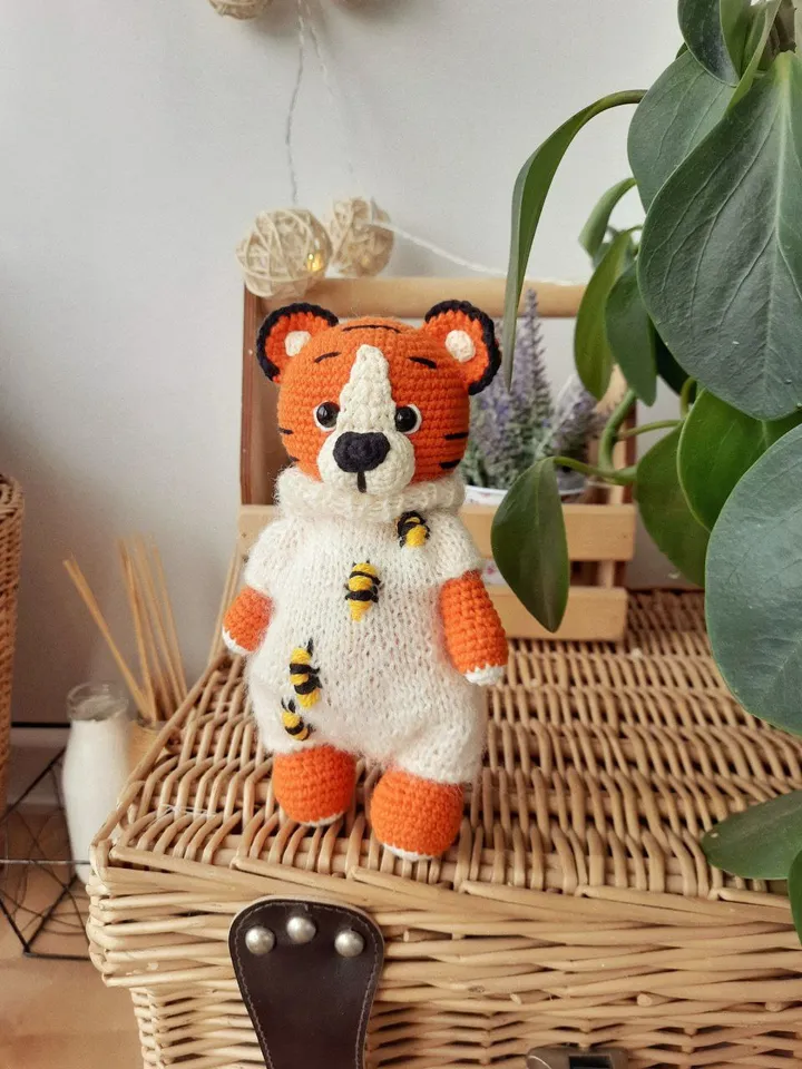 Amigurumi tiger crochet pattern. PLush tiger crochet PDF tutorial. Stuffed crochet tiger with knitting clothes