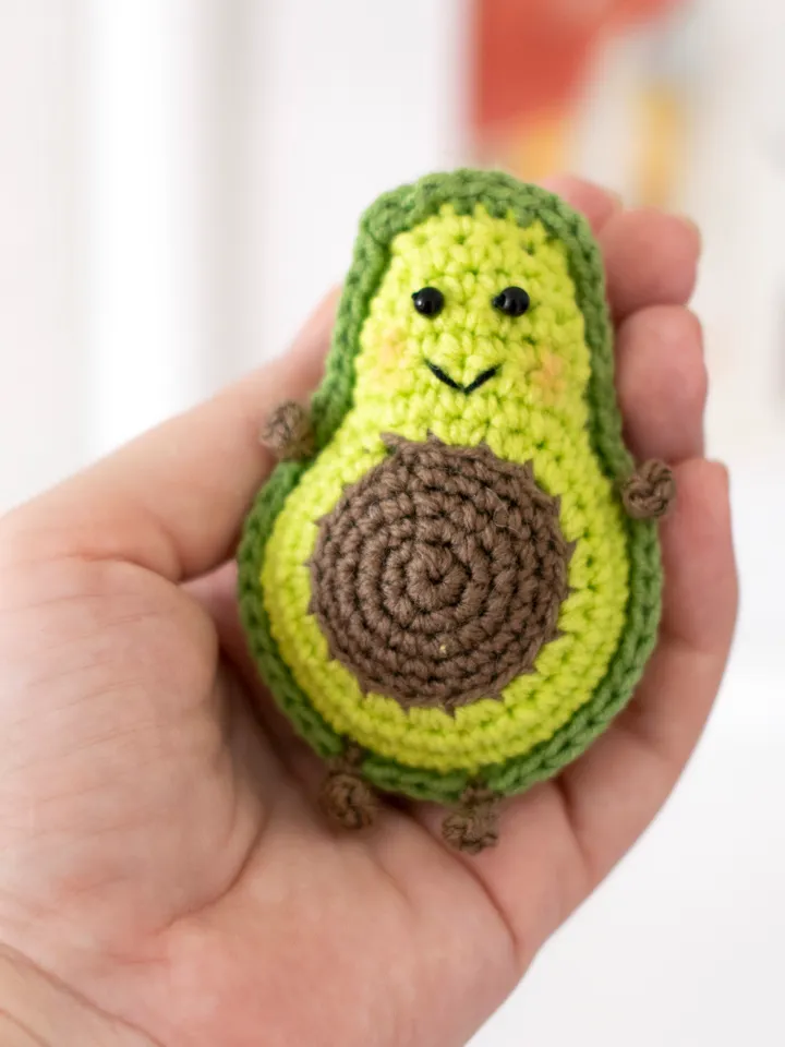 Avocado keychain, crochet toy, cute avocado amigurumi, gift for vegan, keyrings