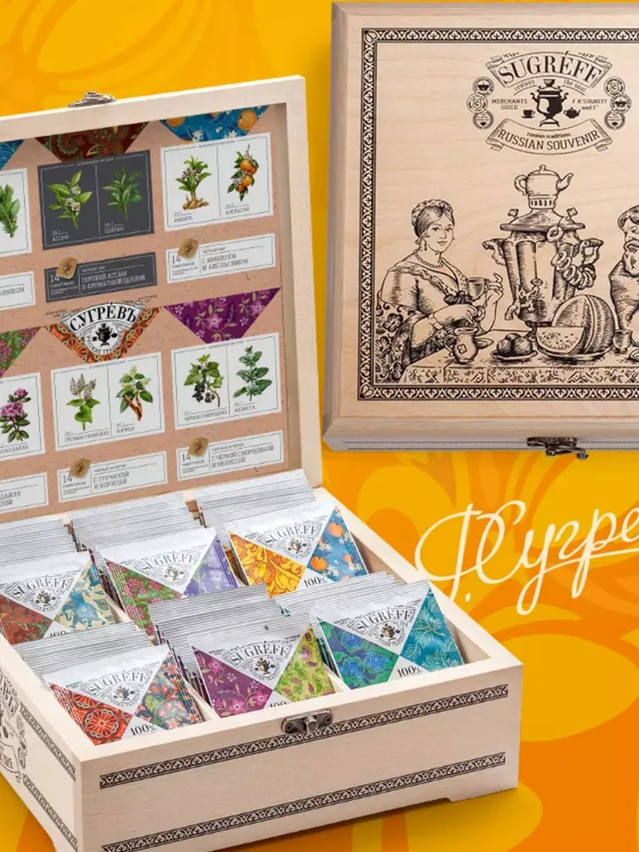 Gift set of black and green tea in a wooden box