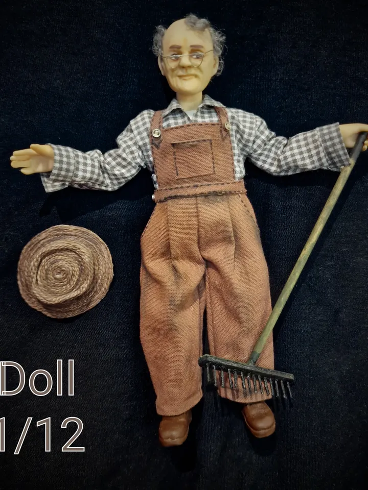 Miniature doll in 1/12 scale for the dollhouse. Size: 5,9 " ( 15 cm) .