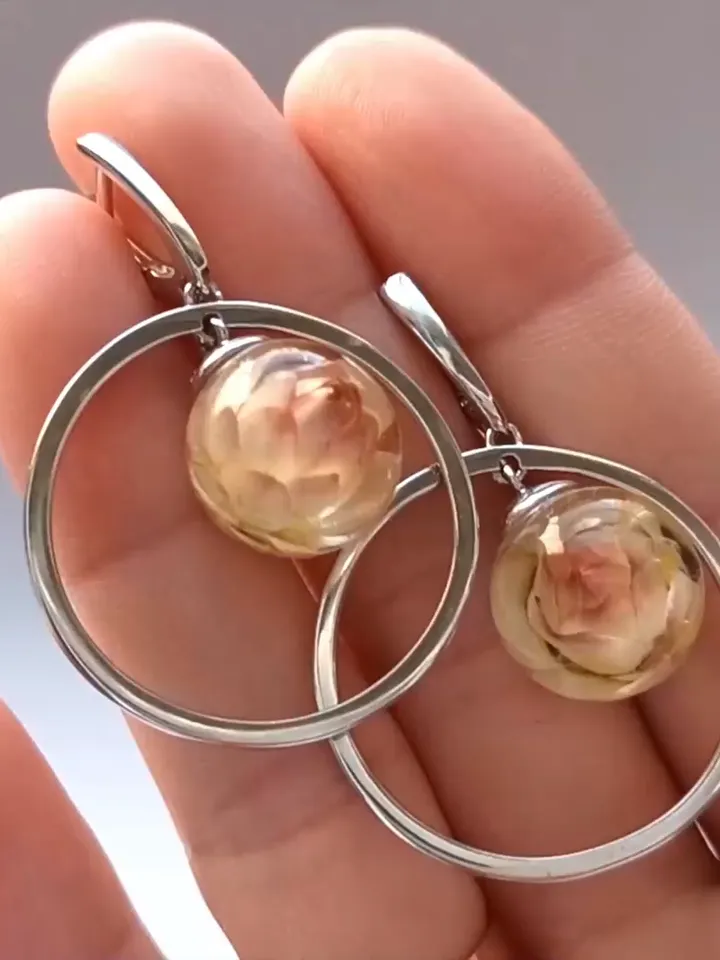 Silver earrings with helichrysums