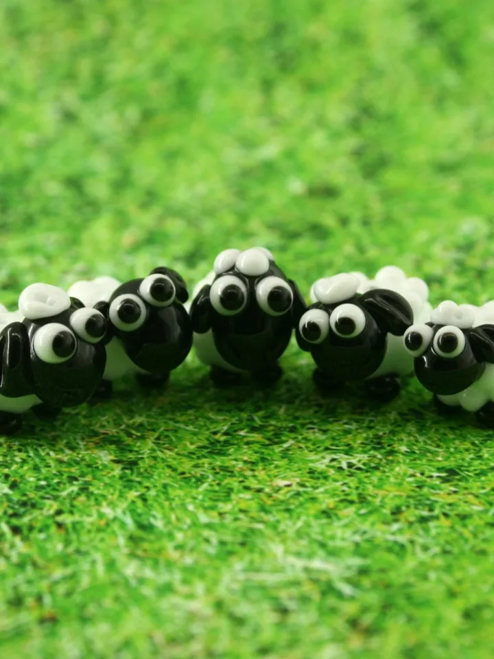 Sheep figurine Sheep gift Miniature sheep Sheep ornament Tiny glass animals Black sheep Miniature animals Terrarium figurines Glass figures