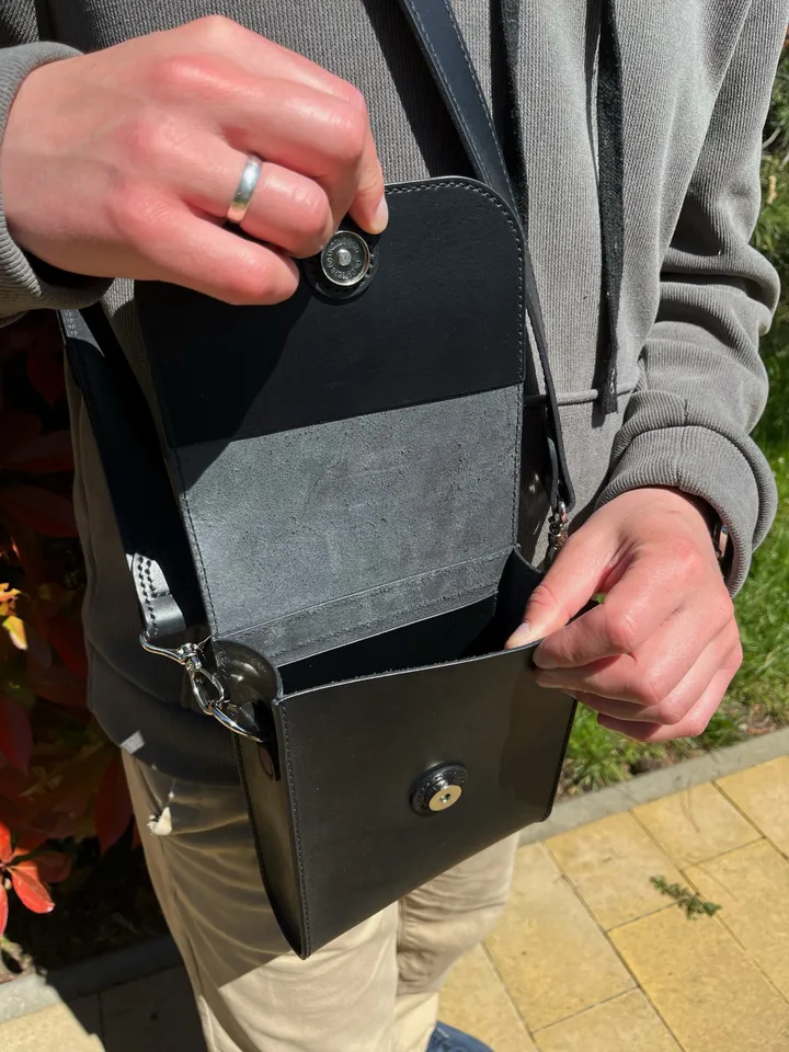 Free PDF Pattern Men's crossbody bag - Download PDF & video TUTORIAL. Classic men's leather bag - pattern. Punch pitch 4 and 5 mm.