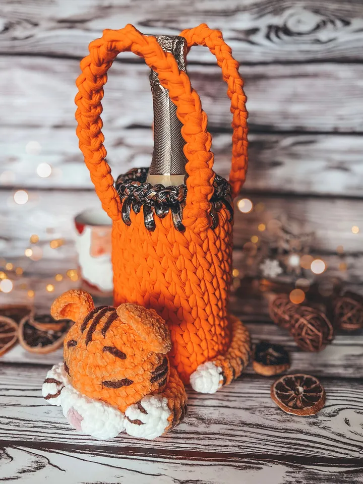 Wine Bottle Holder crochet pattern PDF and video tutorial, basket Tiger cub, crochet carrier, pouch, cover