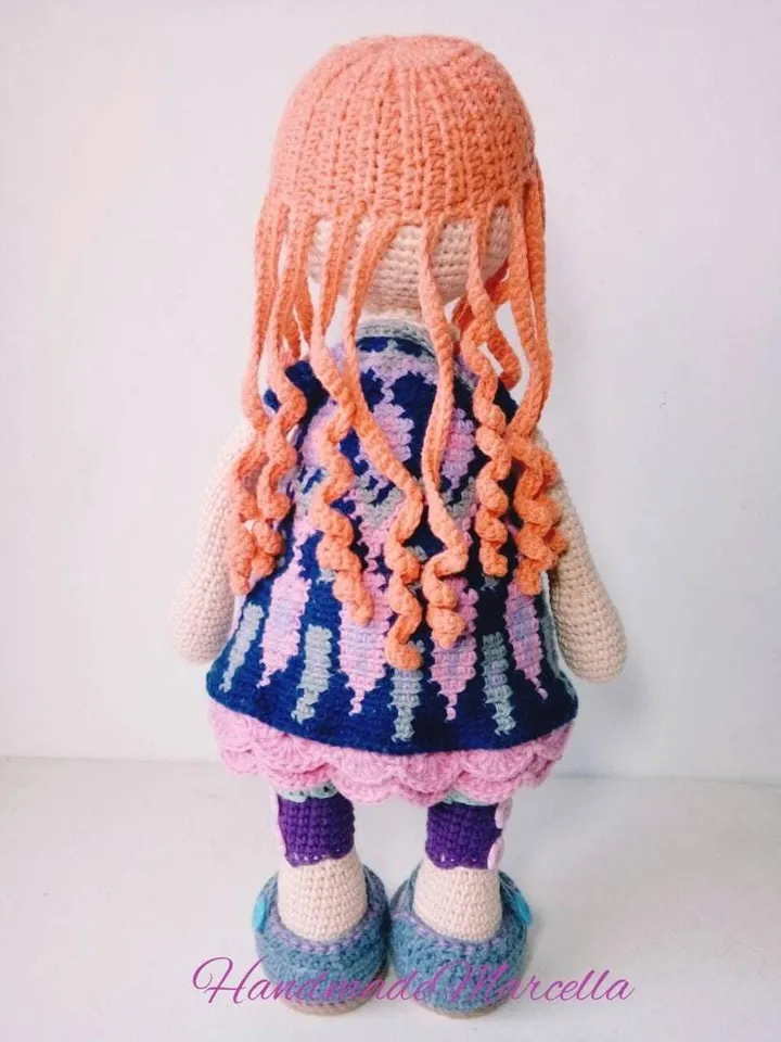 Jemma Doll β 33 cm Crochet Amigurumi with Hat β Articulated Handmade Doll β Tapestry Dress β Collectible Gift for Girls & Adults