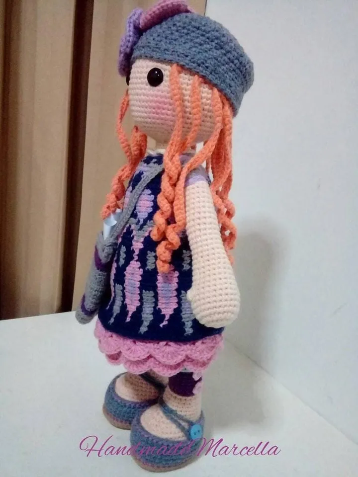 Jemma Doll β 33 cm Crochet Amigurumi with Hat β Articulated Handmade Doll β Tapestry Dress β Collectible Gift for Girls & Adults