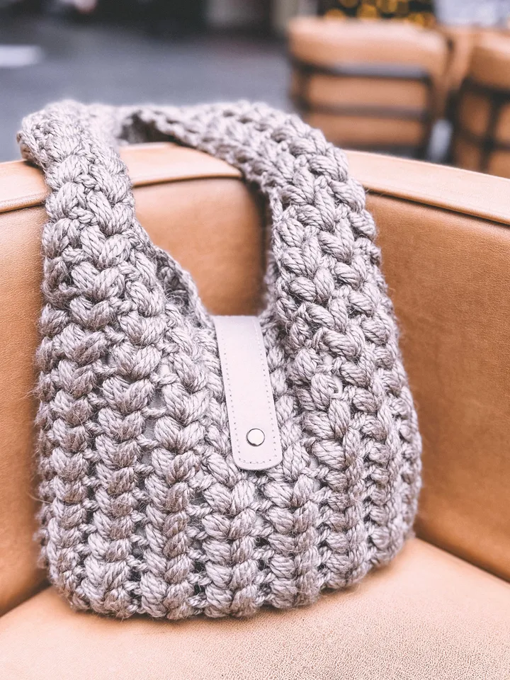 Crochet pattern cozy shoulder bag PDF digital instant download and video tutorial, winter wool handbag, eco friendly purse, warm women tote