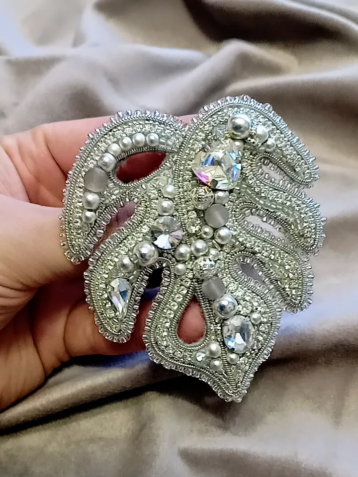 Handmade beaded silver crystal monstera leaf brooch, monstera leaf jewelry, plant monstera gift, winter brooch