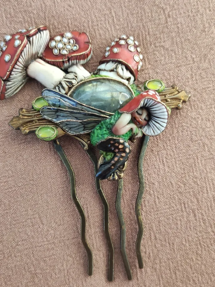 Hairpin Fairy Amanita, Mysterious sleeping fairy