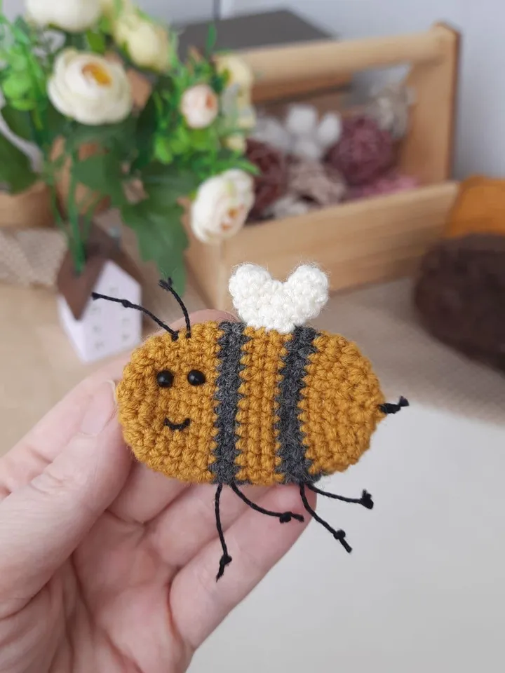 FREE Amigurumi Bee keychein. Bee keychain crochet pattern. Broosh BEE amigurumi PDF pattern
