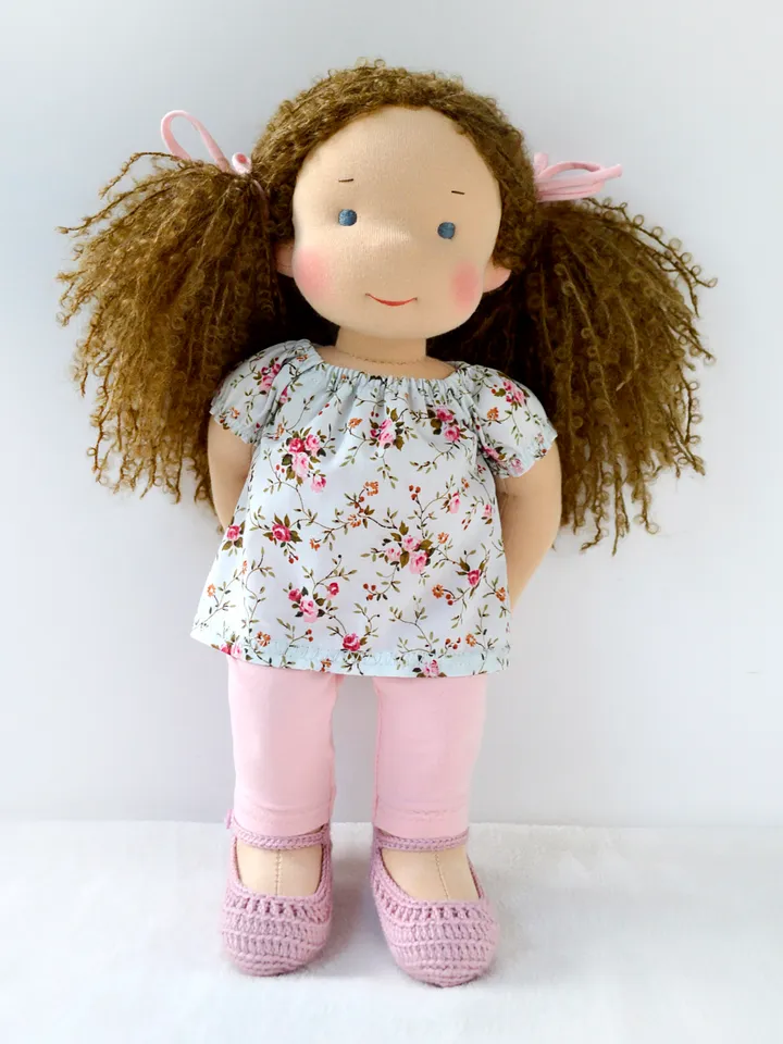 DIY clothes set for a Waldorf doll 11 inch (28 cm) tall. PDF sewing patterns and tutorials.